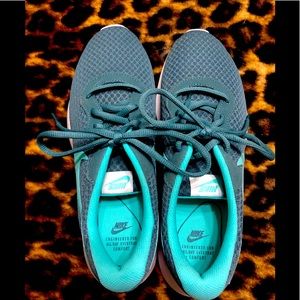 Ladies Teal Nike Tajun.